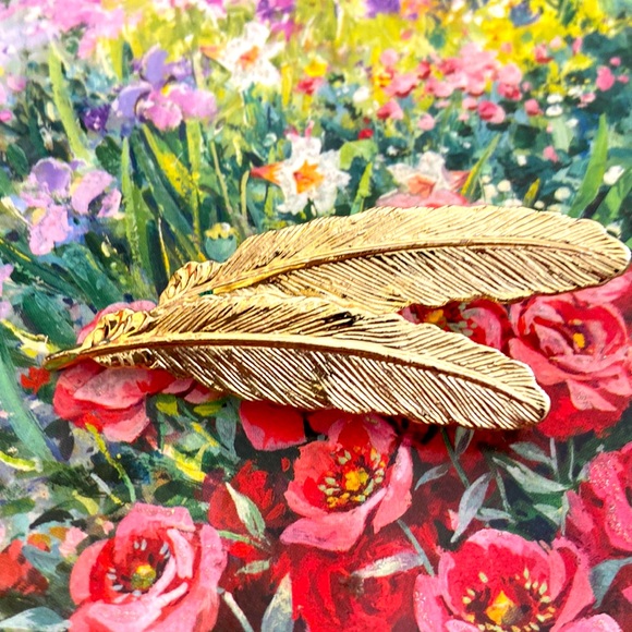 Vintage SIGNED GERRY’s Gold Toned Double Feather Broach - Picture 1 of 6